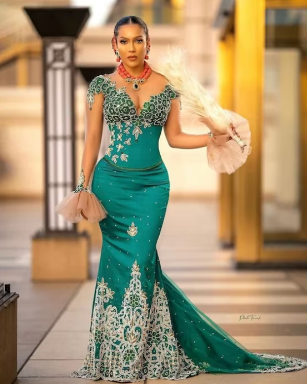 Gaun berdetail permata yang memukau